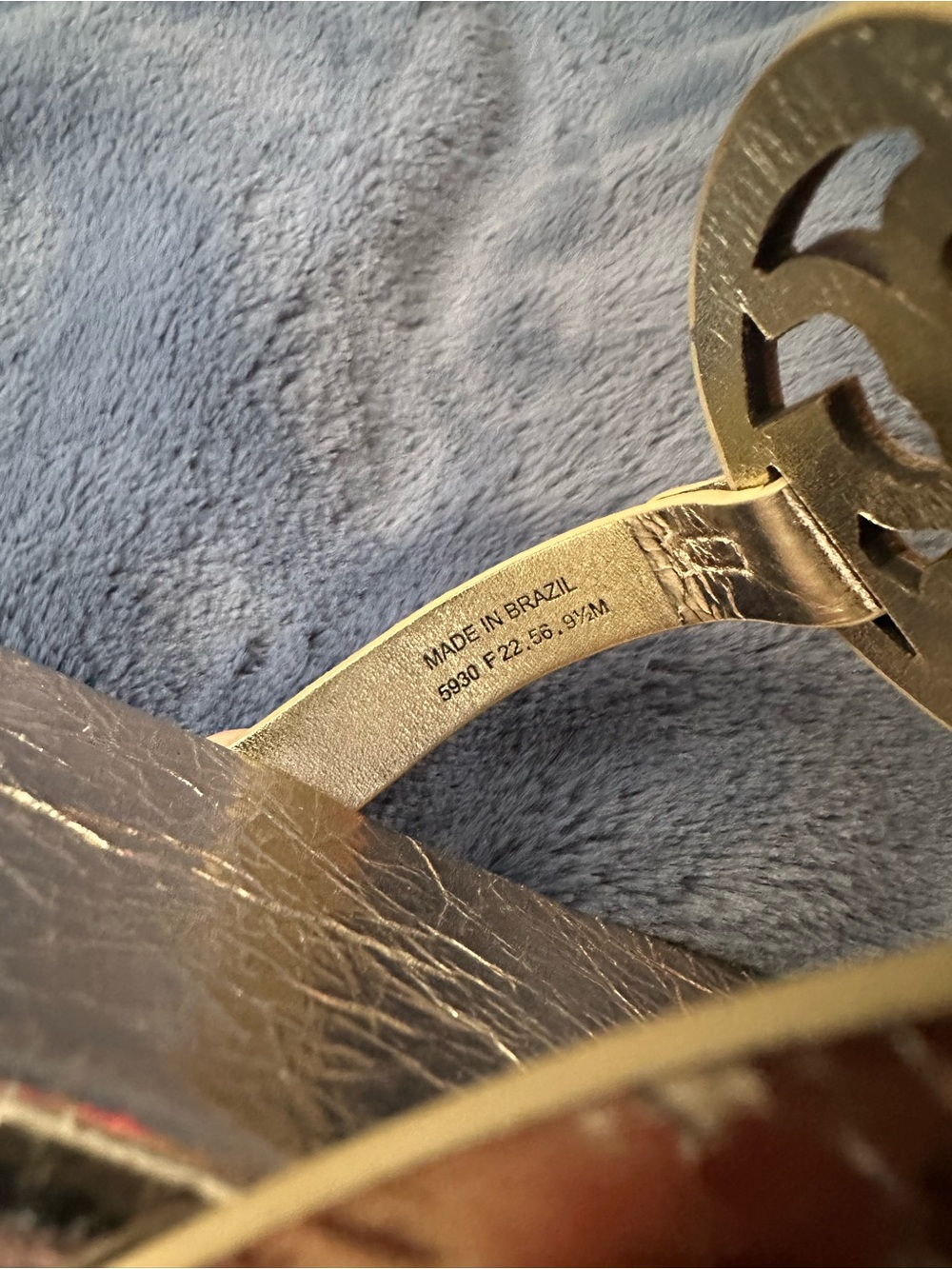 Tory Burch Metallic Gold Logo Thong Sandals - Picture 5 of 7